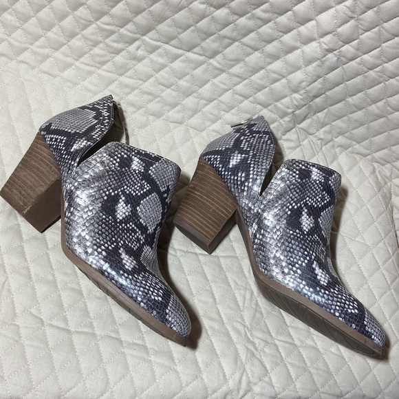 Carlos by Carlos Santana “Carmen” Bootie. Snake Print. Size 10M. Worn 1 time. - Picture 3 of 7